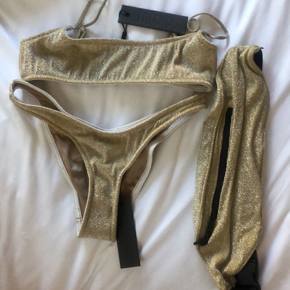 TRIANGL MICA GOLD SET W/ MATCHING FANNY PACK NWT - Picture 4 of 4